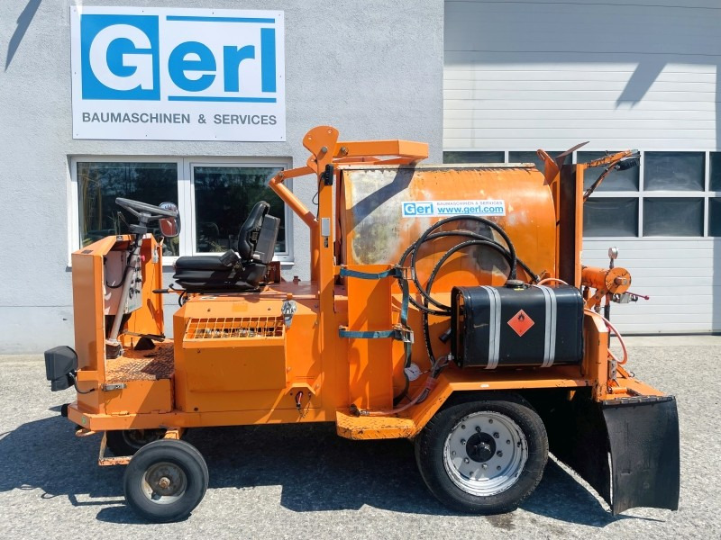 Steyr STI VSM-3R (3833) - Asphalt distributor: picture 2 Steyr STI VSM-3R (3833) - Asphalt distributor: picture 2