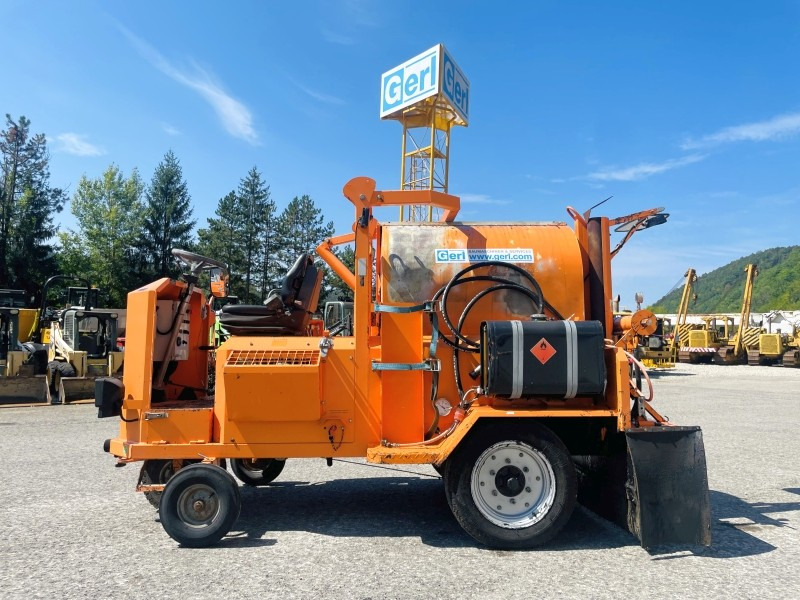 Steyr STI VSM-3R (3833) - Asphalt distributor: picture 1 Steyr STI VSM-3R (3833) - Asphalt distributor: picture 1