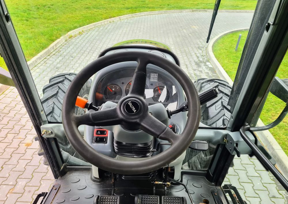 Farm tractor Valtra A93: picture 7