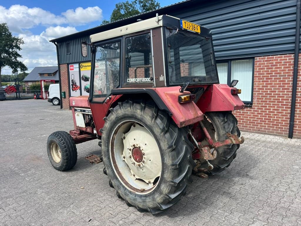 International 744 - Farm tractor: picture 3 International 744 - Farm tractor: picture 3
