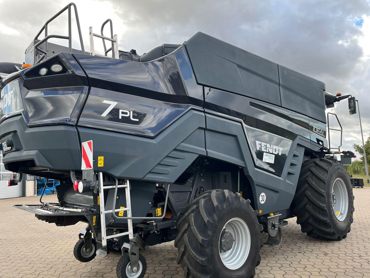 Fendt Ideal 7 ParaLevel Gen3 - Combine harvester: picture 2 Fendt Ideal 7 ParaLevel Gen3 - Combine harvester: picture 2