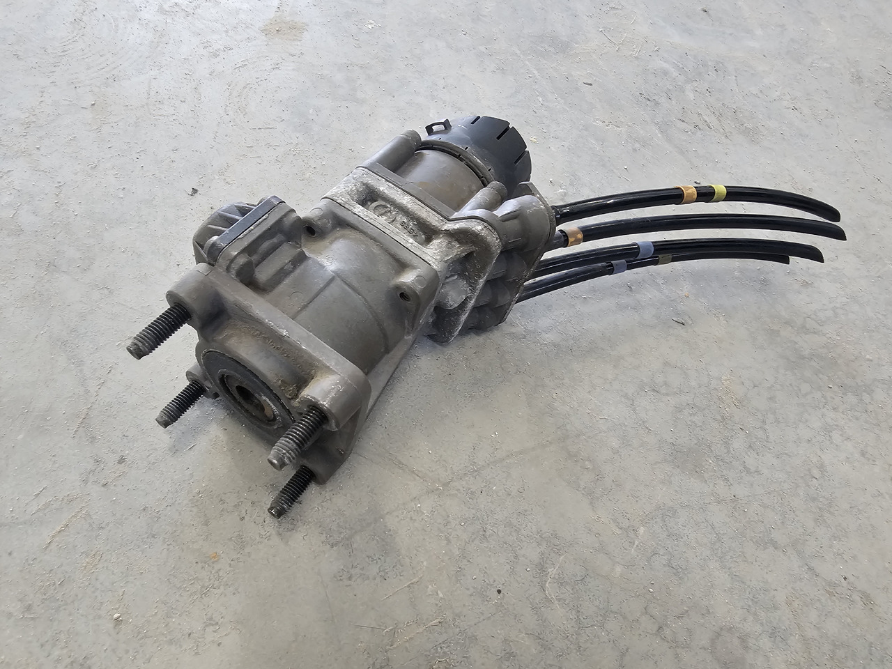 RENAULT MAGNUM PREMIUM DXI / BRAKE VALVE / K040158 21390589 - Brake valve: picture 4 RENAULT MAGNUM PREMIUM DXI / BRAKE VALVE / K040158 21390589 - Brake valve: picture 4