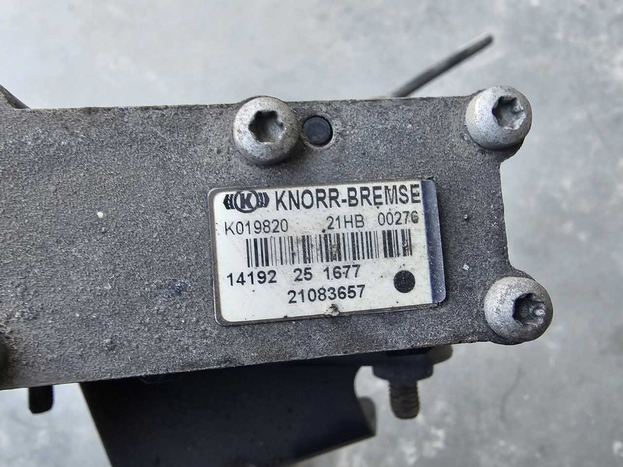 RENAULT RANGE T / ECAS SUNSPENSION VALVE / K019820 - Brake valve: picture 5 RENAULT RANGE T / ECAS SUNSPENSION VALVE / K019820 - Brake valve: picture 5