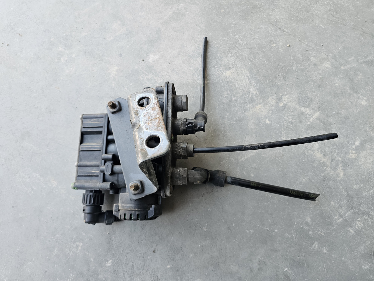 RENAULT RANGE T / ECAS SUNSPENSION VALVE / K019820 - Brake valve: picture 3 RENAULT RANGE T / ECAS SUNSPENSION VALVE / K019820 - Brake valve: picture 3