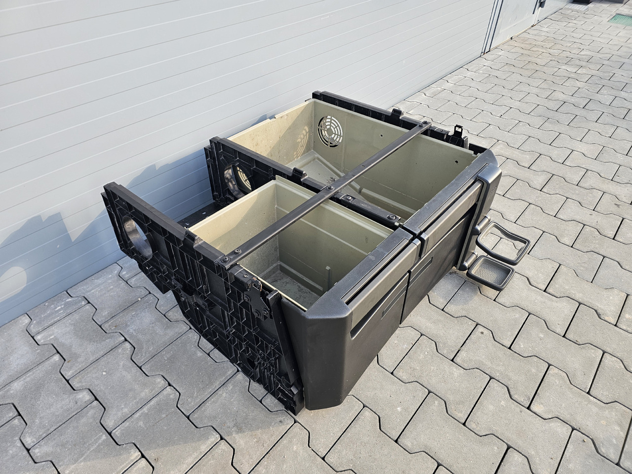 VOLVO FH4 / CABIN UNDERBED STORAGE / 23538347 23538293 - Cab and interior: picture 3 VOLVO FH4 / CABIN UNDERBED STORAGE / 23538347 23538293 - Cab and interior: picture 3