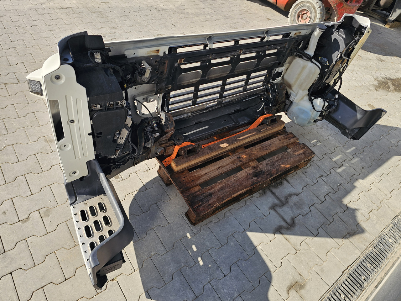 VOLVO FM 3 / COMPLETE FRONT BUMPER - Bumper: picture 3 VOLVO FM 3 / COMPLETE FRONT BUMPER - Bumper: picture 3