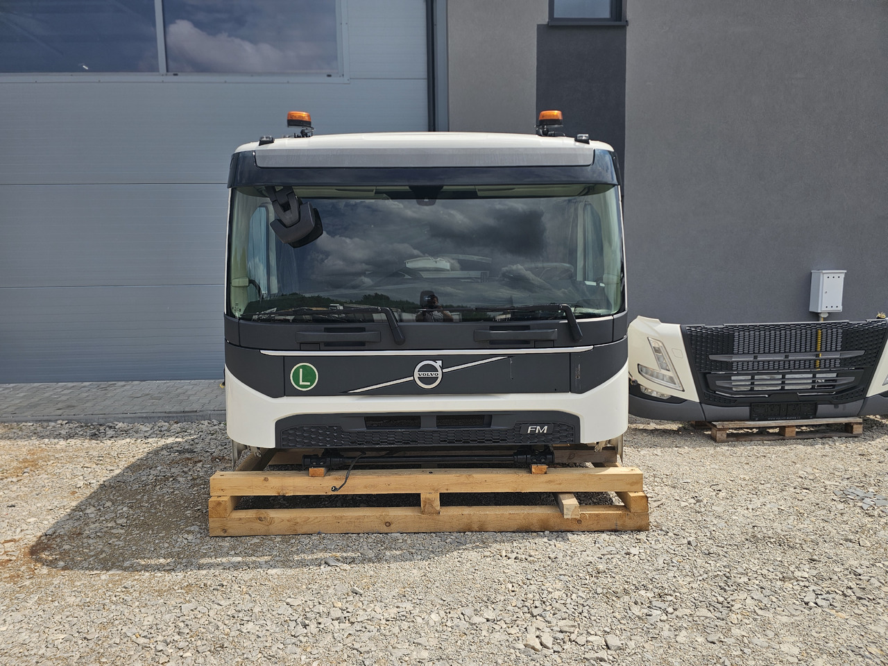 VOLVO FM5 LOW ROOF / L2 H1 / COMPLETE CAB / 2022 - Cab: picture 3 VOLVO FM5 LOW ROOF / L2 H1 / COMPLETE CAB / 2022 - Cab: picture 3