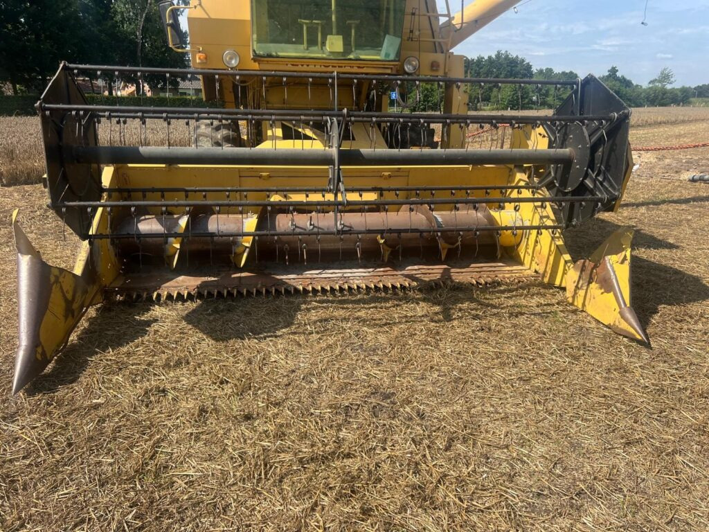 NEW HOLLAND 8040 harvester - Combine harvester: picture 4 NEW HOLLAND 8040 harvester - Combine harvester: picture 4
