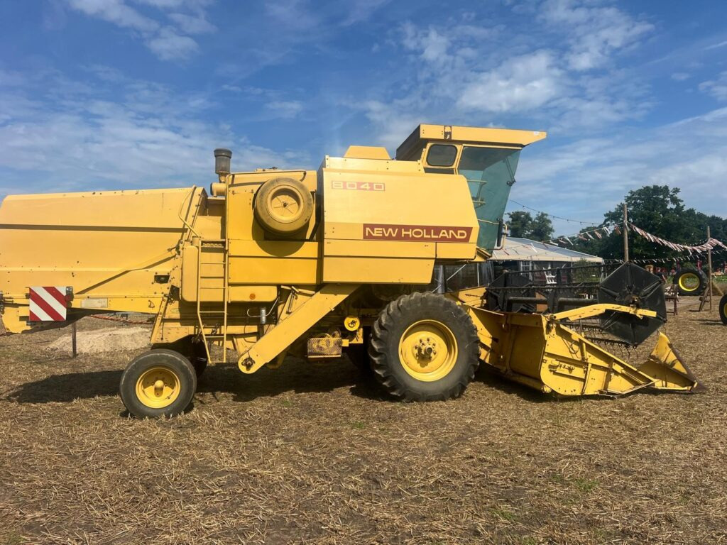NEW HOLLAND 8040 harvester - Combine harvester: picture 1 NEW HOLLAND 8040 harvester - Combine harvester: picture 1