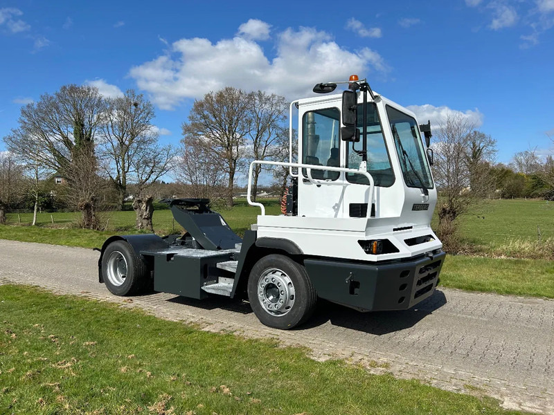 Terberg YT 182 TERBERG | MEGA | CLIMA | LOW HOURS | NEW ENGINE - Terminal tractor: picture 5 Terberg YT 182 TERBERG | MEGA | CLIMA | LOW HOURS | NEW ENGINE - Terminal tractor: picture 5