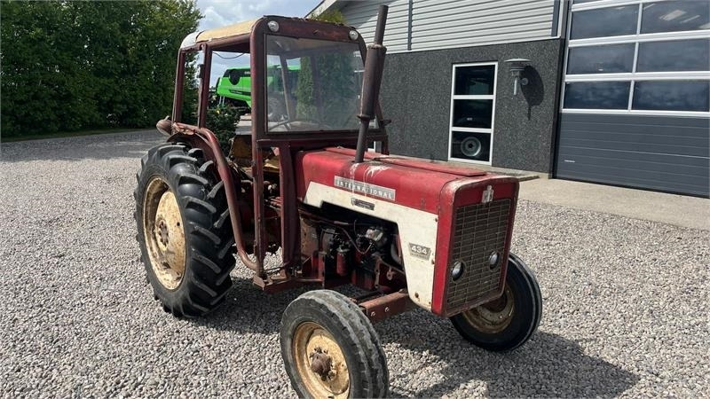 Farm tractor IH 434: picture 15