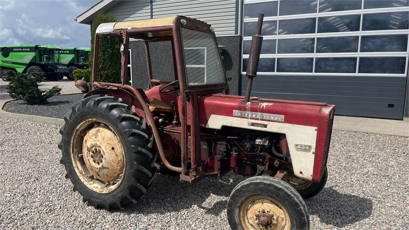 Farm tractor IH 434: picture 14
