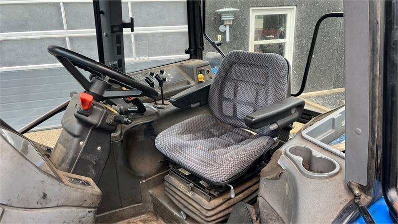 New Holland TM150 Med frontlift - Farm tractor: picture 5 New Holland TM150 Med frontlift - Farm tractor: picture 5