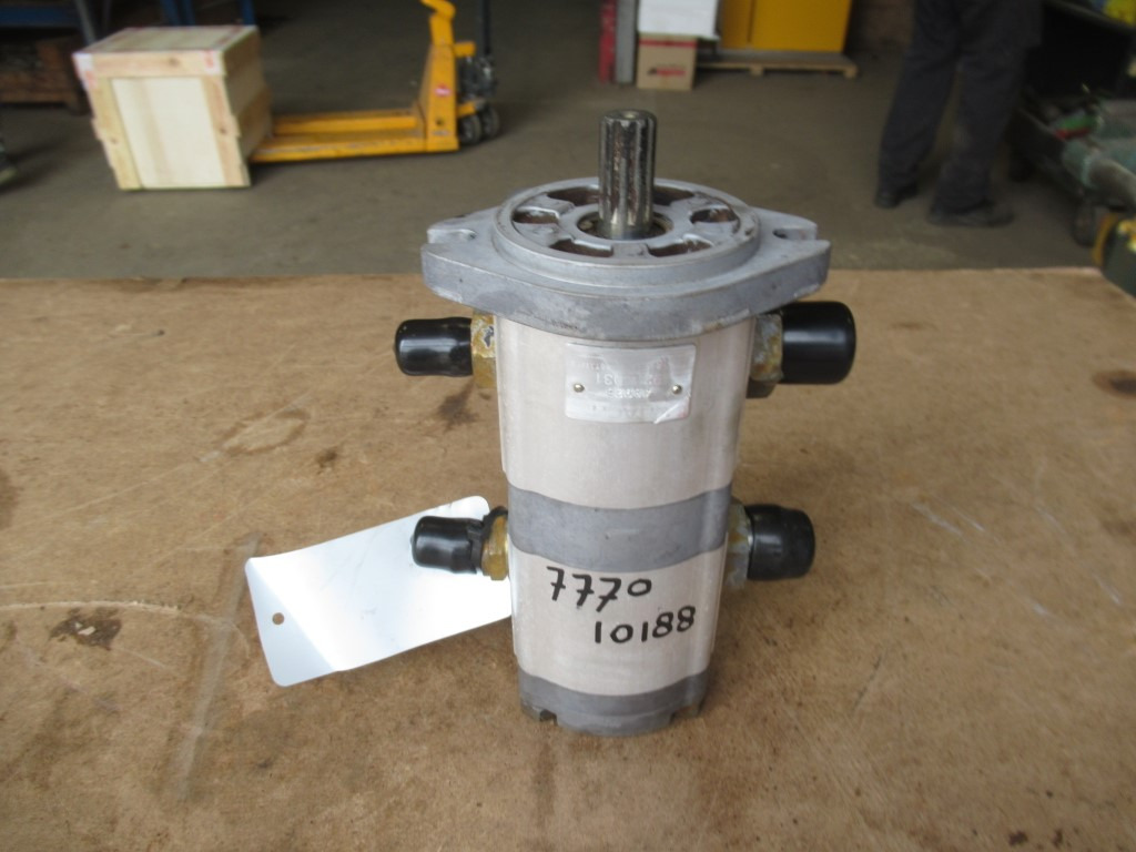 Hitachi 9218031 - - Steering pump for Construction machinery: picture 1 Hitachi 9218031 - - Steering pump for Construction machinery: picture 1