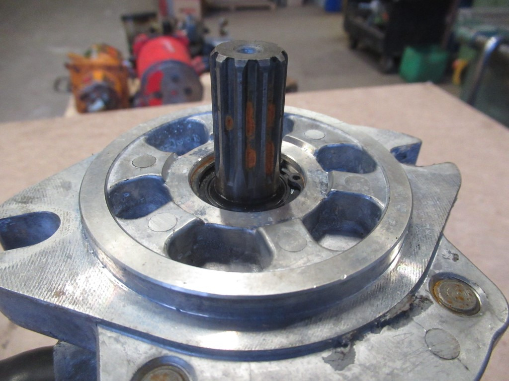 Hitachi 9218031 - - Steering pump for Construction machinery: picture 3 Hitachi 9218031 - - Steering pump for Construction machinery: picture 3