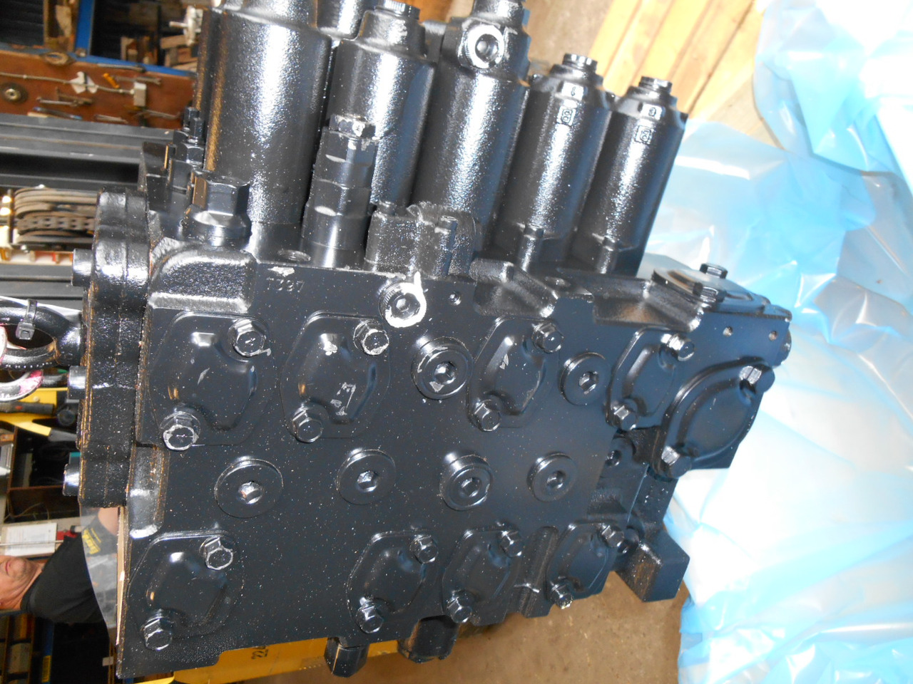 Kobelco YB30V00025F1 - Hydraulic valve for Construction machinery: picture 5 Kobelco YB30V00025F1 - Hydraulic valve for Construction machinery: picture 5