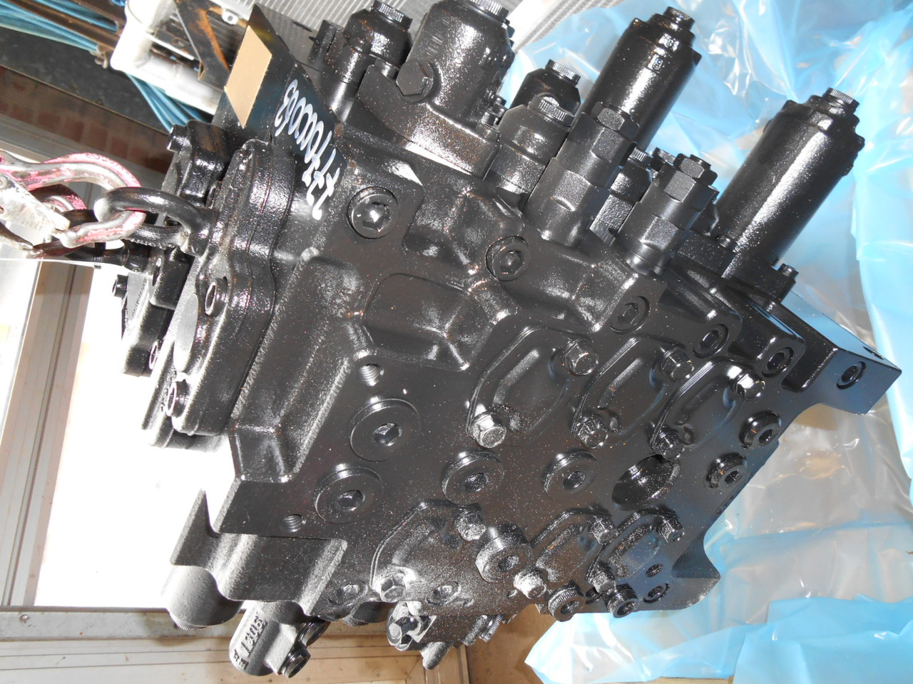 Kobelco YB30V00025F1 - Hydraulic valve for Construction machinery: picture 1 Kobelco YB30V00025F1 - Hydraulic valve for Construction machinery: picture 1