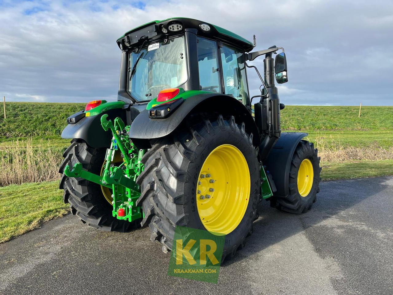 John Deere 6120M - Farm tractor: picture 5 John Deere 6120M - Farm tractor: picture 5