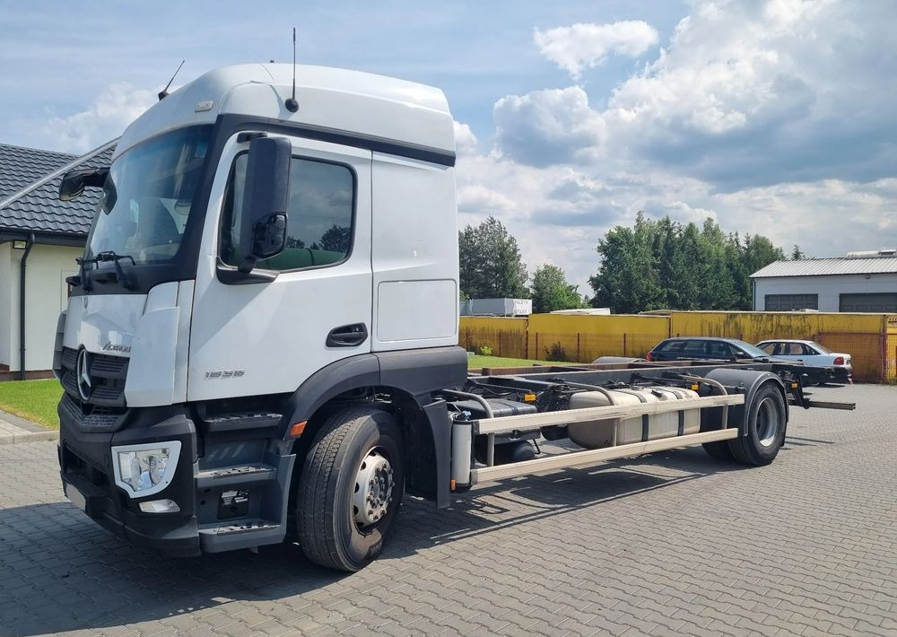 Mercedes-Benz Actros 1836 - Curtain side truck: picture 1 Mercedes-Benz Actros 1836 - Curtain side truck: picture 1
