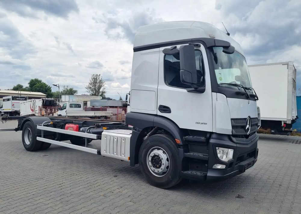 Mercedes-Benz Actros 1836 - Curtain side truck: picture 2 Mercedes-Benz Actros 1836 - Curtain side truck: picture 2