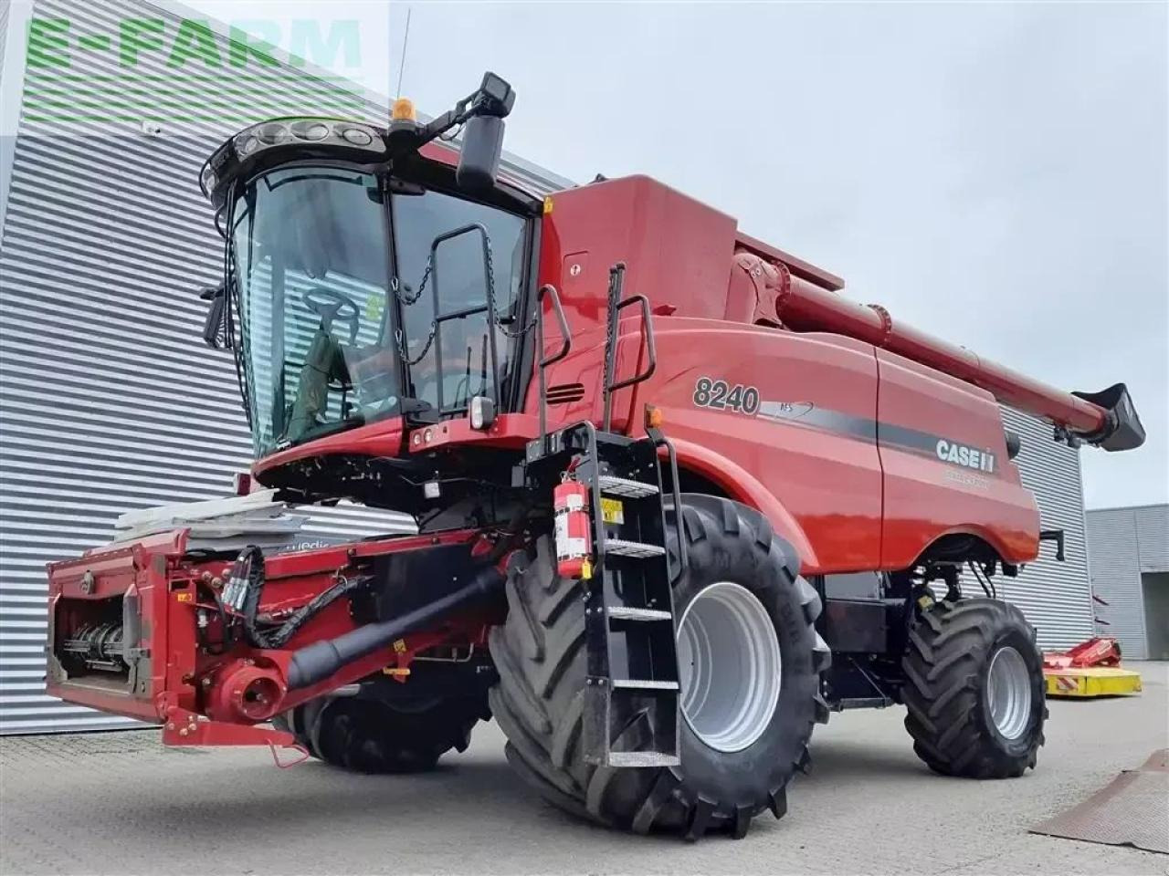Case-IH axial flow 8240 med 30 fods vario skærebord - Combine harvester: picture 1 Case-IH axial flow 8240 med 30 fods vario skærebord - Combine harvester: picture 1