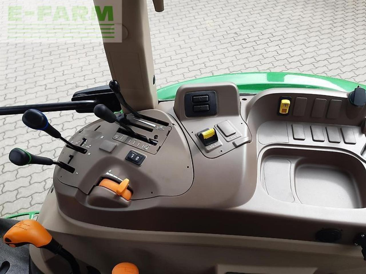 Farm tractor John Deere 5058e: picture 9