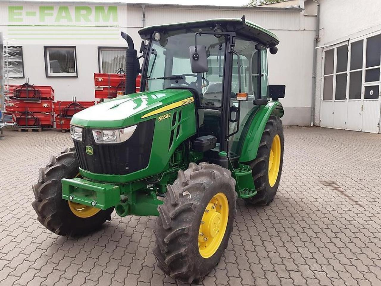 John Deere 5058e - Farm tractor: picture 3 John Deere 5058e - Farm tractor: picture 3