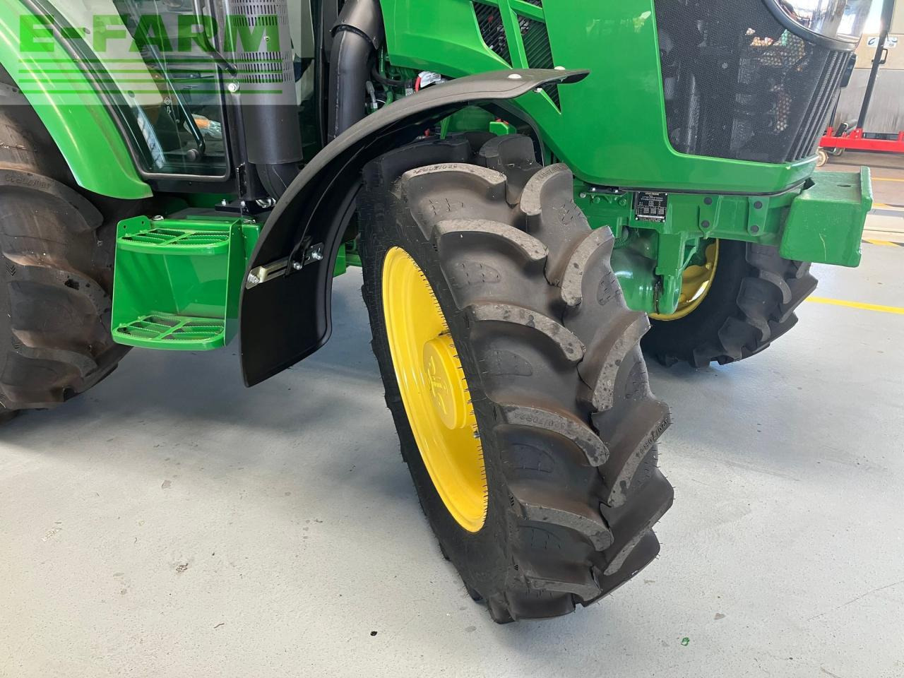 Farm tractor John Deere 5067E: picture 13