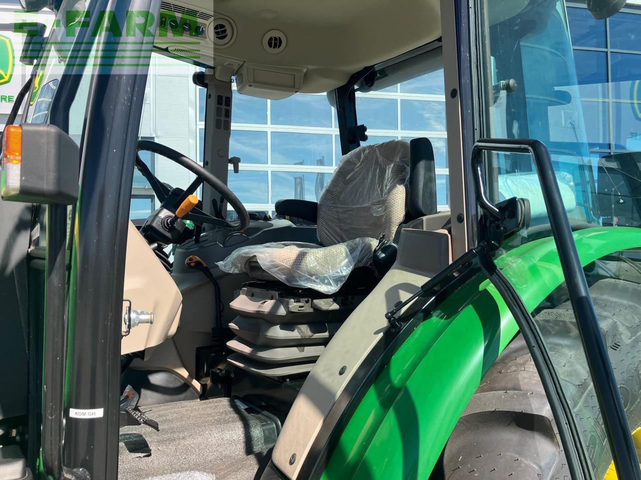 Farm tractor John Deere 5067E: picture 12