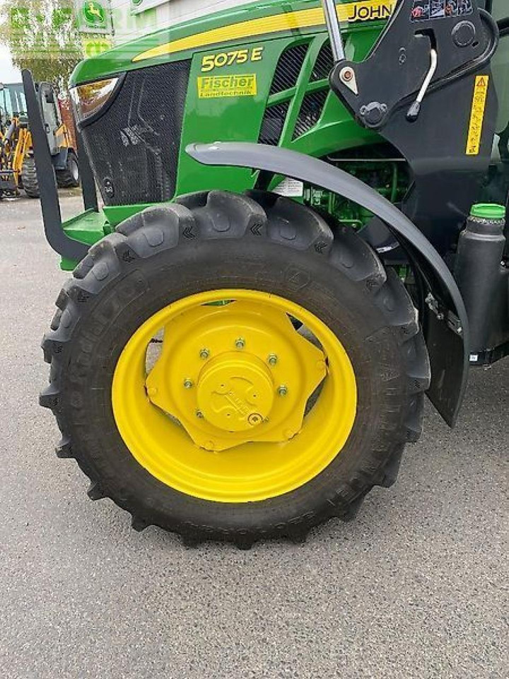 Farm tractor John Deere 5075e: picture 10