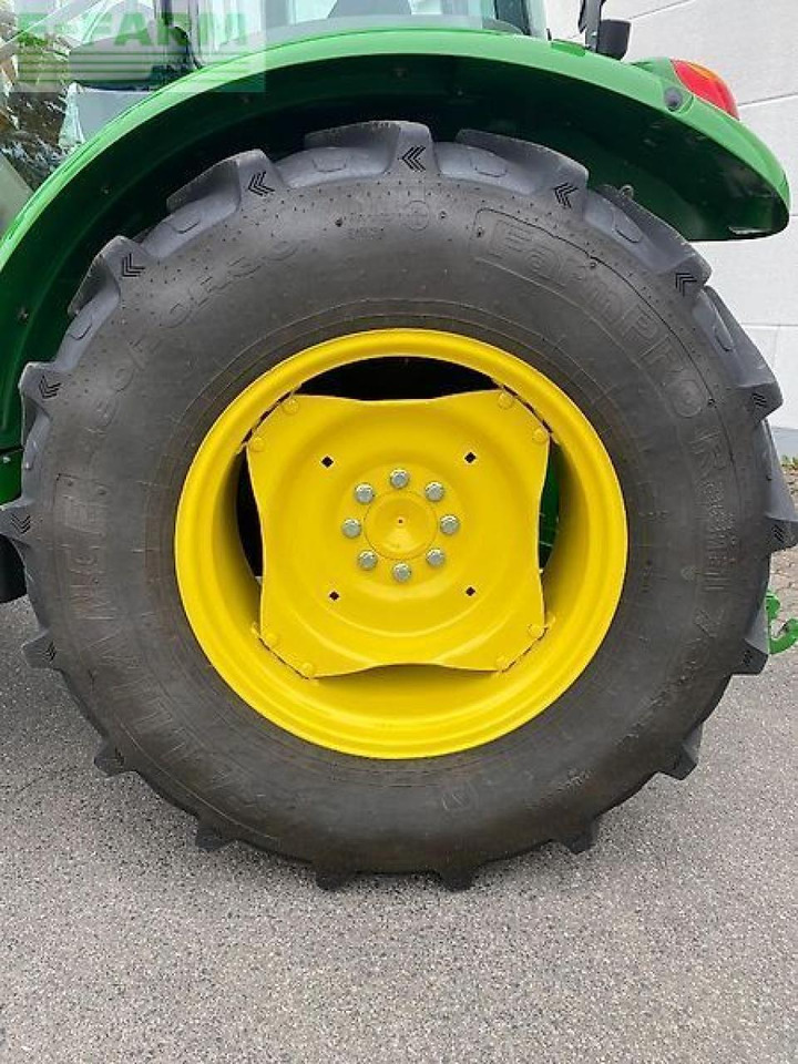 Farm tractor John Deere 5075e: picture 9