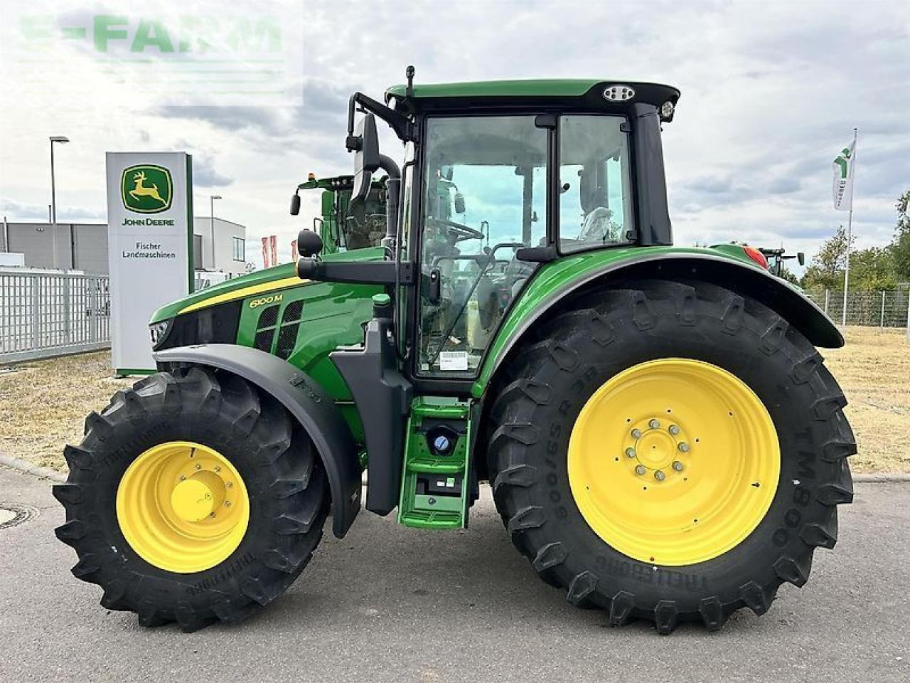 John Deere 6100m aq+ demo - Farm tractor: picture 1 John Deere 6100m aq+ demo - Farm tractor: picture 1