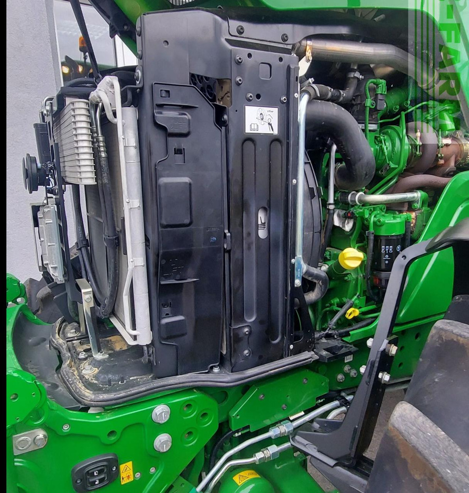 John Deere 6130R - Farm tractor: picture 3 John Deere 6130R - Farm tractor: picture 3
