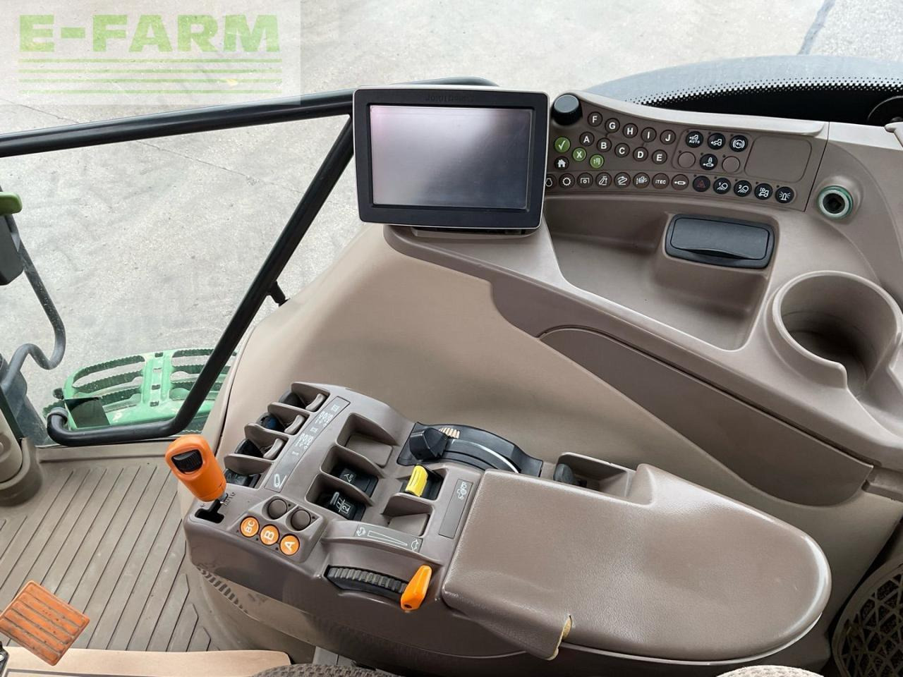 Farm tractor John Deere 6210R: picture 20