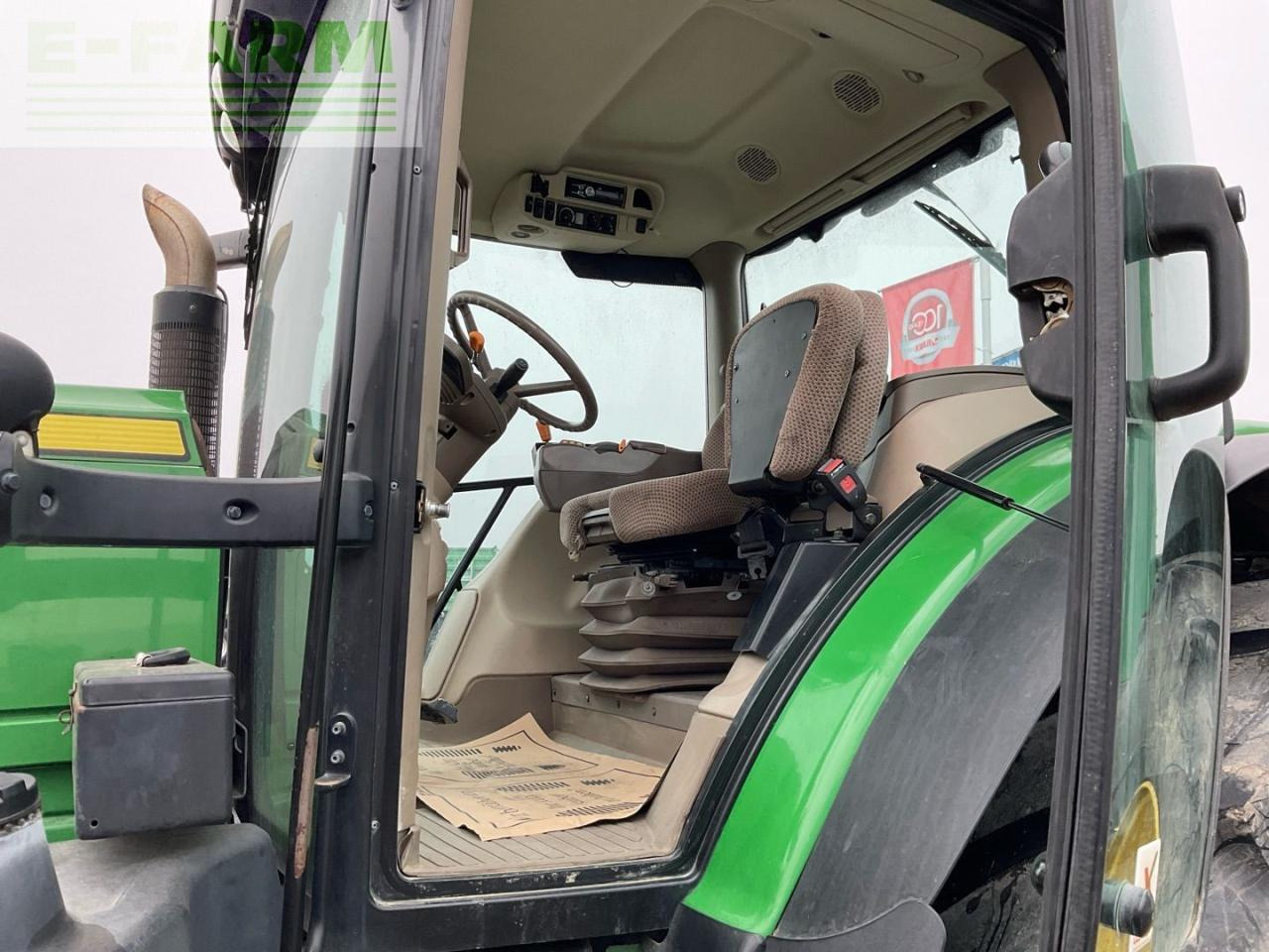 Farm tractor John Deere 6210R: picture 17