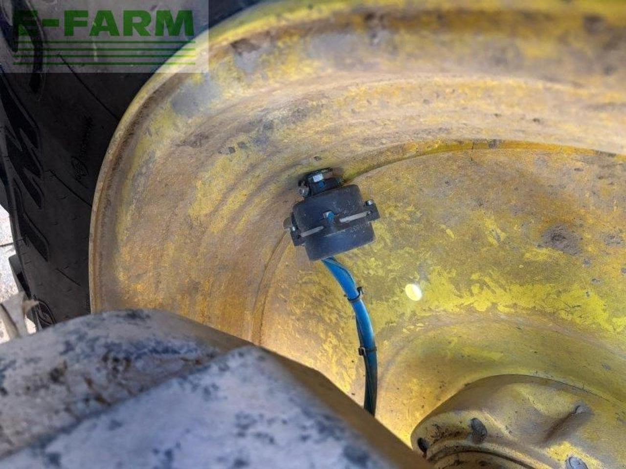 Farm tractor John Deere 6230r: picture 6