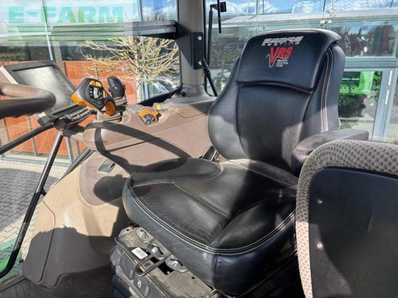 Farm tractor John Deere 6230r: picture 10