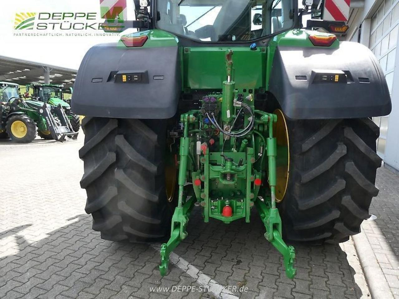 John Deere 7r 330 - Farm tractor: picture 5 John Deere 7r 330 - Farm tractor: picture 5