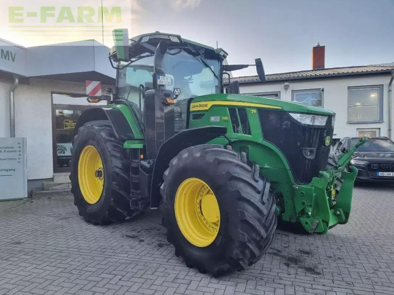 John Deere 7r 330 my20 ap 50 - Farm tractor: picture 2 John Deere 7r 330 my20 ap 50 - Farm tractor: picture 2