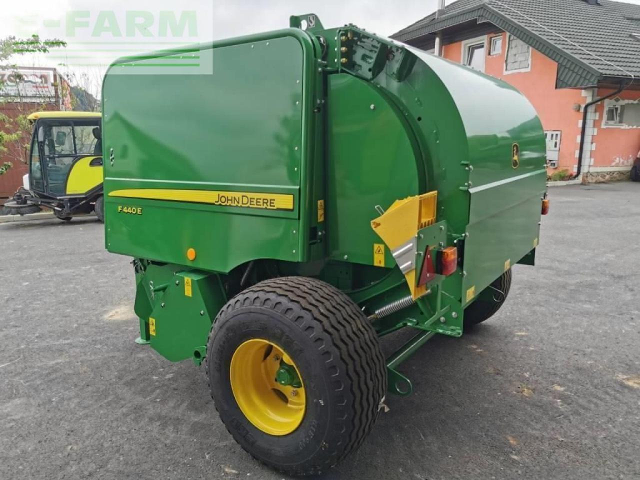 John Deere f440e - Square baler: picture 3 John Deere f440e - Square baler: picture 3