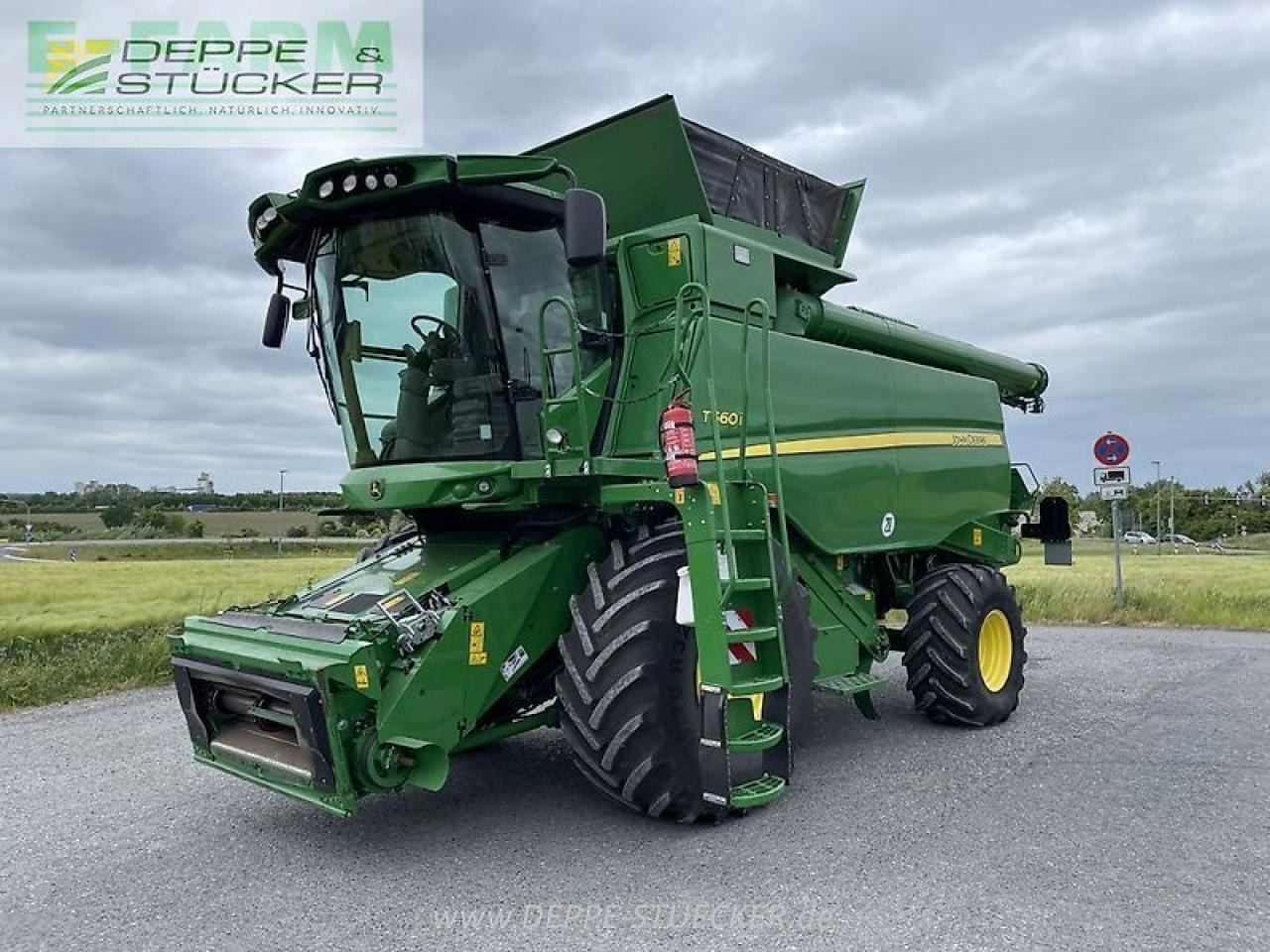 John Deere t560 mit 722pf - Combine harvester: picture 1 John Deere t560 mit 722pf - Combine harvester: picture 1