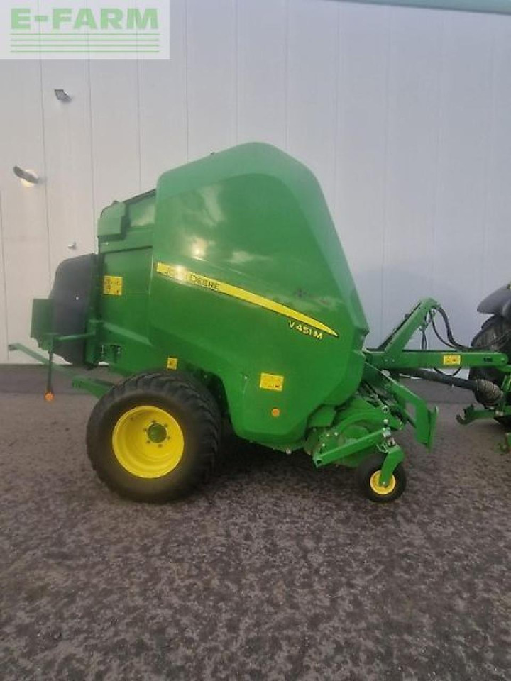 John Deere v451m - Square baler: picture 1 John Deere v451m - Square baler: picture 1