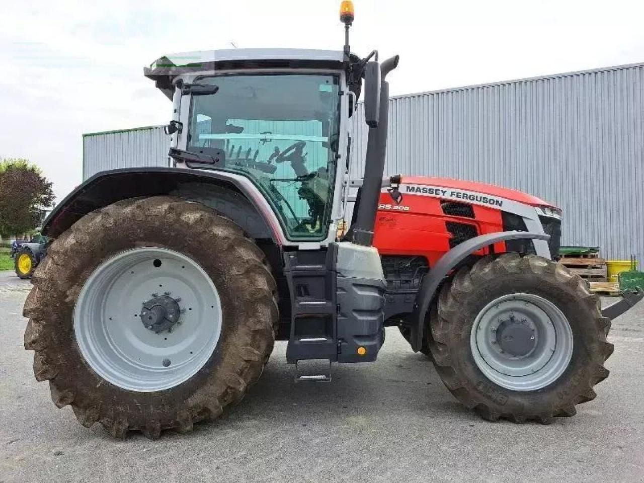 Massey Ferguson 8s.205 - Farm tractor: picture 3 Massey Ferguson 8s.205 - Farm tractor: picture 3