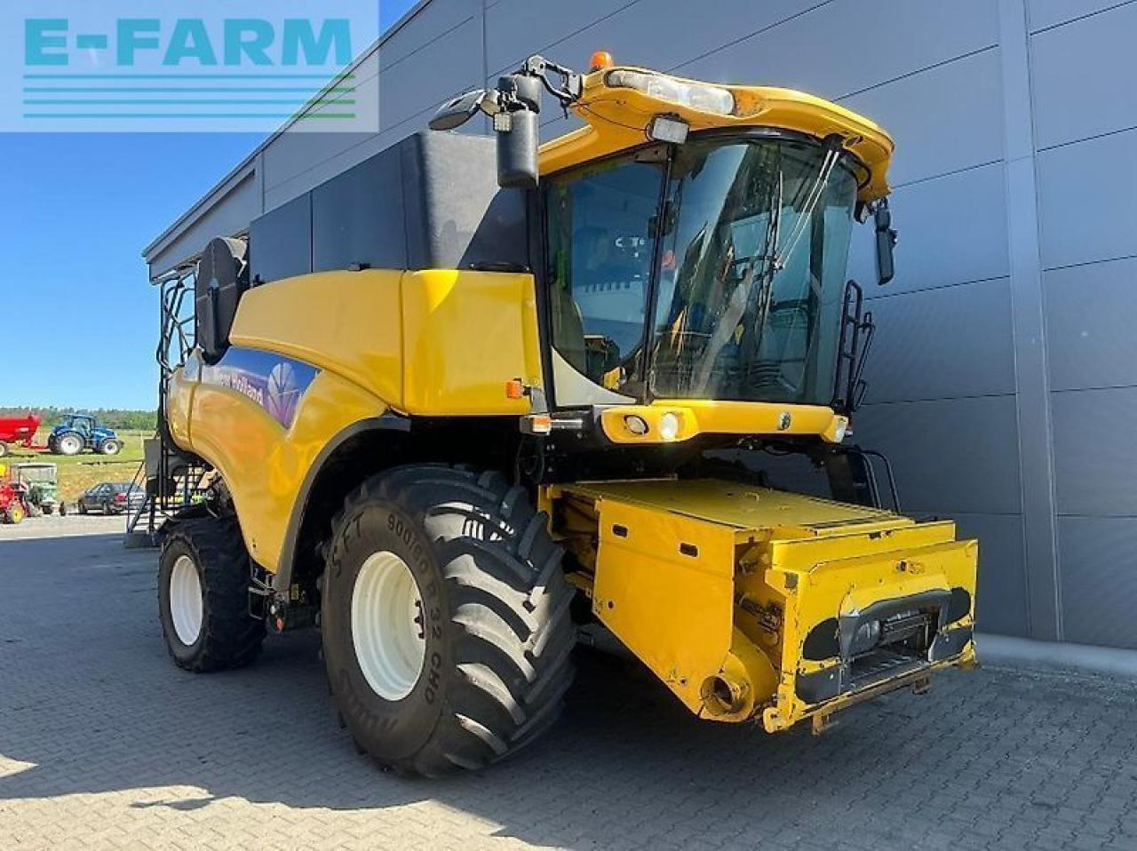 New Holland cr 9070 elevation - Combine harvester: picture 1 New Holland cr 9070 elevation - Combine harvester: picture 1