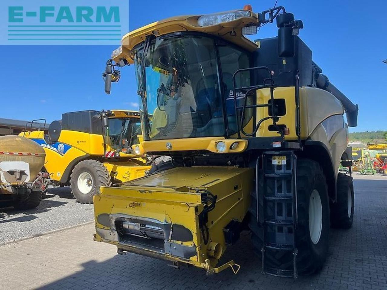 New Holland cr 9070 elevation - Combine harvester: picture 2 New Holland cr 9070 elevation - Combine harvester: picture 2
