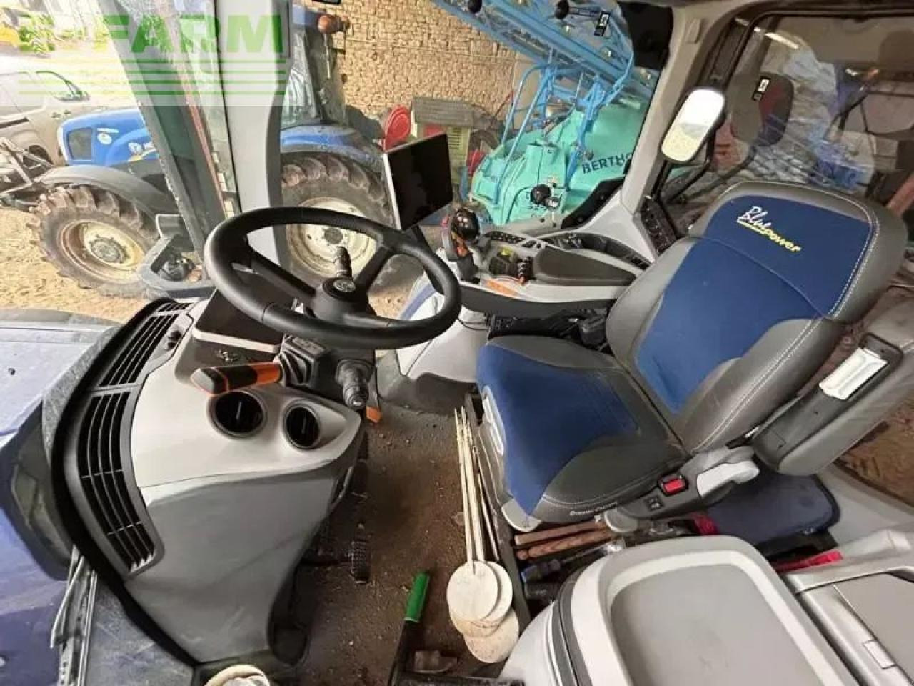 New Holland t7-245ac-plmi - Farm tractor: picture 3 New Holland t7-245ac-plmi - Farm tractor: picture 3