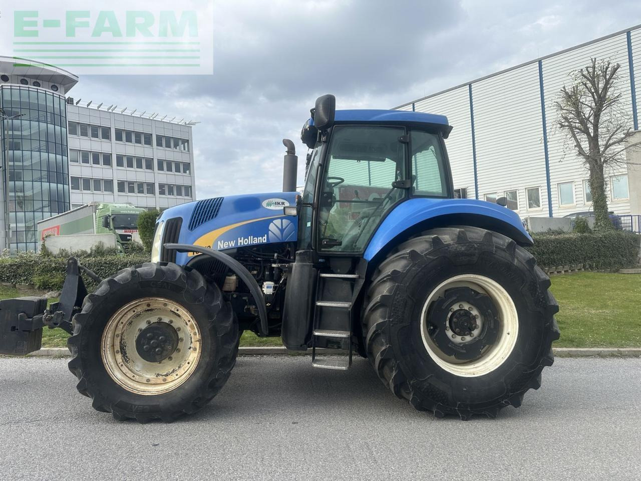 New Holland t8040 - Farm tractor: picture 3 New Holland t8040 - Farm tractor: picture 3