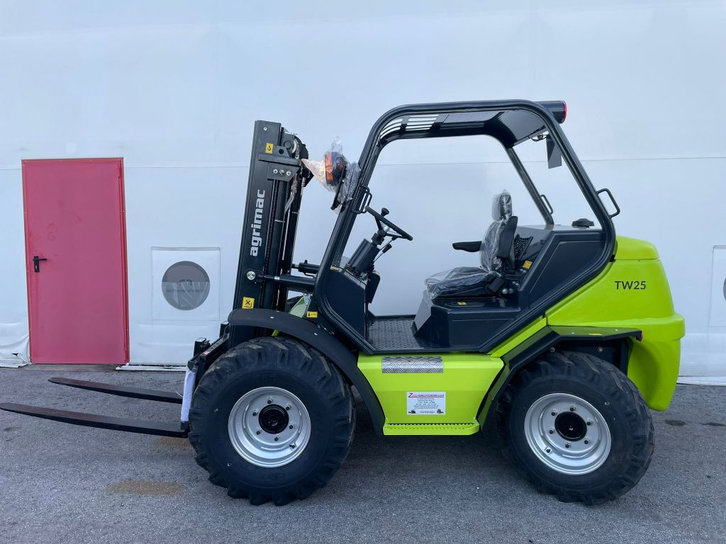 Agrimac TW25 - Rough terrain forklift: picture 5 Agrimac TW25 - Rough terrain forklift: picture 5