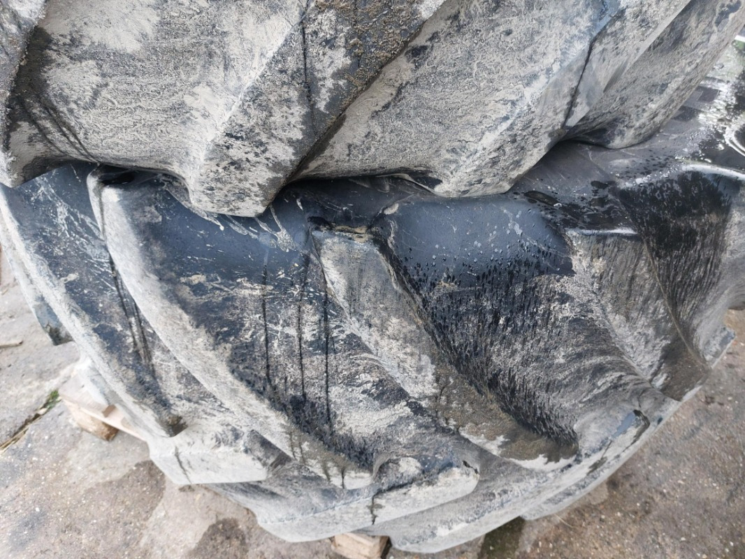 Continental 900/60R38  750/55R30  John Deere 8335R 8430 8530 - Wheels and tires: picture 2 Continental 900/60R38  750/55R30  John Deere 8335R 8430 8530 - Wheels and tires: picture 2