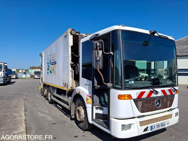 BOM Mercedes Econic 2013 240330 kms - CX-136-DD - Garbage truck: picture 1 BOM Mercedes Econic 2013 240330 kms - CX-136-DD - Garbage truck: picture 1
